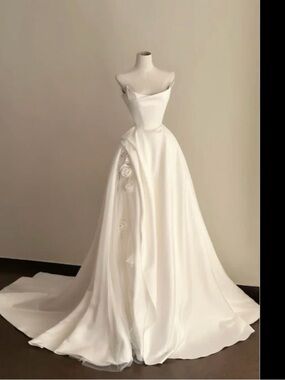 Elegant Strapless Mixed Material White Bridal Gown with 3D Floral Appliqué